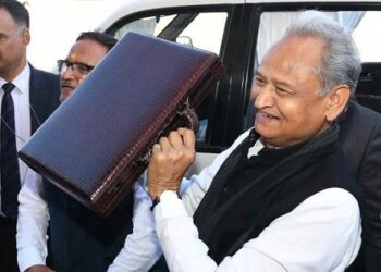 अशोक गहलोत की हुई जमकर किरकिरी, सदन में पढ़ दिया पिछले साल का बजट, फिर हुआ ये..