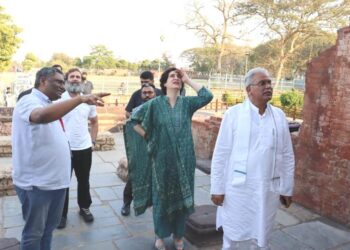 भूपेश संग सिरपुर पहुंचे राहुल-प्रियंका, लक्ष्मण देवालय मंदिर के किए दर्शन