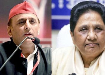बुआ मायावती से उनका वोटबैंक छीनने की कोशिश में क्यों जुटे हैं भतीजे अखिलेश यादव?