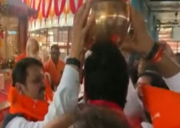 महाराष्ट्र सीएम शिंदे, डिप्टी सीएम फडणवीस ने अयोध्या में की पूजा अर्चना
