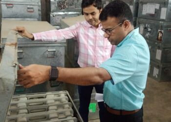ईवीएम वेयर हाउस पहुंचे कलेक्टर, मतगणना स्थल का किया निरीक्षण