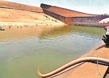 खाद्य अफसर का महंगा मोबाइल जलाशय में क्या गिरा, फोन निकालने बहाया 21 लाख लीटर पानी…