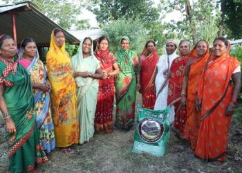 गोबर से बने दीए बेचकर महिलाओं ने कमाए 21 लाख