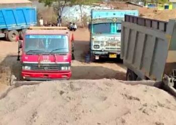 अवैध खनन पर खनिज विभाग की कार्रवाई , 5 वाहन जब्त