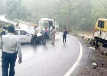 दुर्घटना : ट्रक और कार में भिड़ंत, 3 घायल