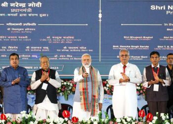 आज की परियोजनाएं जनजातीय क्षेत्रों में विकास-सुविधा की एक नई यात्रा का प्रतीक हैं : नरेंद्र मोदी