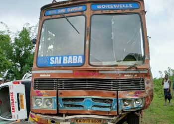 दुर्घटना : एंबुलेंस व बोरवेल टकराई, तीन की मौत, एक घायल