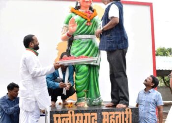 विधायक ने कलेक्टोरेट में छत्तीसगढ़ महतारी की प्रतिमा का अनावरण किया