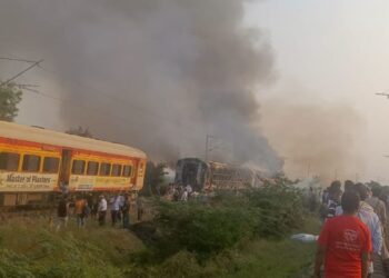 धमाके के बाद एक्सप्रेस की दो बोगियों में लगी आग, यात्रियों ने कूदकर बचाई जान