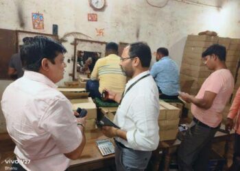 व्यय प्रेक्षक ने किया देसी व विदेशी मदिरा शॉप का किया निरीक्षण