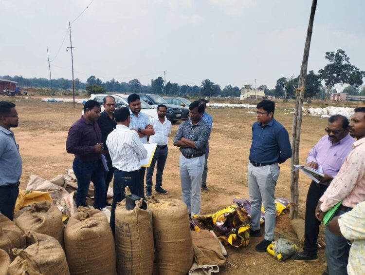 कलेक्टर ने किया धान खरीदी केन्द्रों का निरीक्षण