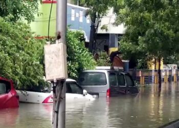 आंध्र प्रदेश के बापटला तट से टकराया चक्रवाती तूफान