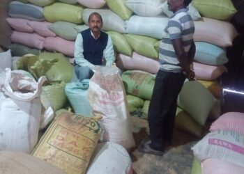 किराना दुकानों से 1000 बोरी अवैध धान जब्त