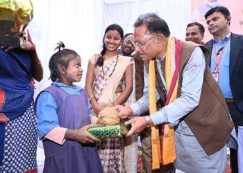 जब नन्ही अंजू बिरहोर ने कहा बड़ी होकर मैं स्कूल की मैडम बनूंगी, मुख्यमंत्री ने दी शाबासी