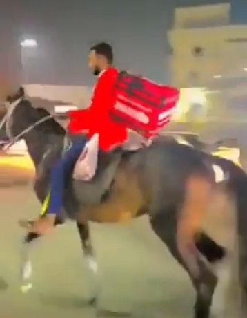 पेट्रोल नहीं मिला तो घोड़े पर खाना डिलीवर करने निकला जोमैटो डिलीवरी राइडर