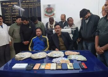 कांग्रेस पार्षद के घर पुलिस ने मारा छापा, 10 जुआरी गिरफ्तार…