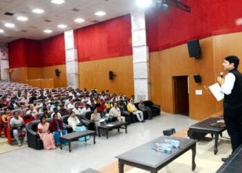 विद्यार्थियों के भविष्य निर्माण में शिक्षकों की अहम भूमिका : कलेक्टर आकाश छिकारा