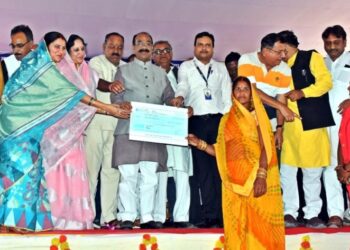 डिप्टी सीएम साव मुंगेली की विकसित भारत संकल्प यात्रा में शामिल हुए