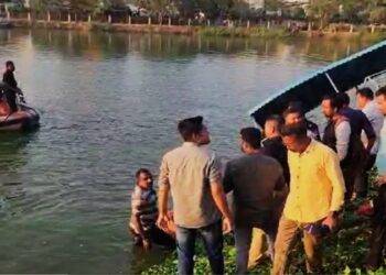 छात्रों से भरी नाव झील में पलटी : दो शिक्षक समेत नौ बच्चों की मौत