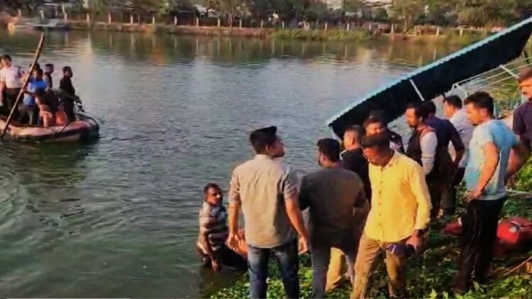 छात्रों से भरी नाव झील में पलटी : दो शिक्षक समेत नौ बच्चों की मौत