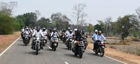 कलेक्टर, एसपी, न्यायाधीश ने बाइक रैली निकाल कर मतदान करने किया प्रेरित
