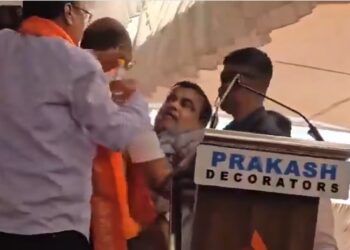 भाषण देते हुए मंच पर बेहोश हुए नितिन गडकरी…