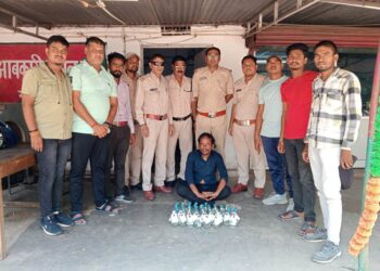 ड्राई-डे के दिन बेच रहे थे शराब, 2 गिरफ्तार…