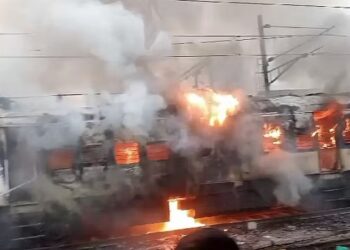 पैसेंजर ट्रेन में लगी आग, यात्रियों ने कूद कर बचाई जान