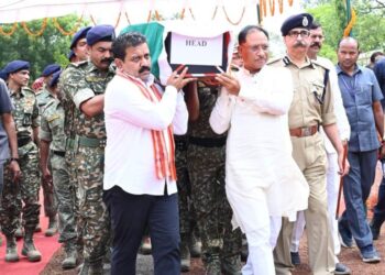 सीएम साय व डिप्टी सीएम शर्मा ने शहीद जवान के पार्थिव शरीर को दिया कांधा