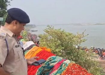 बिहार : गंगा में नाव पलटने से 17 लोग डूबे : 13 को बचाया, 4 लापता…