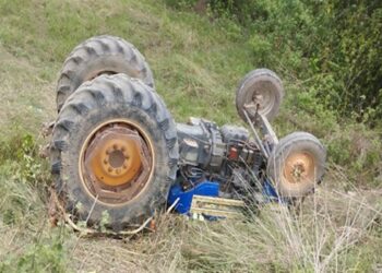 खेत जोताकर लौटने के दौरान ट्रैक्टर पलटने से दबकर पिता-पुत्र की मौत