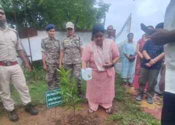 हाईकोर्ट की न्यायाधीश रजनी दुबे ने जामुन का पौधे लगाकर मनाया जन्मदिन
