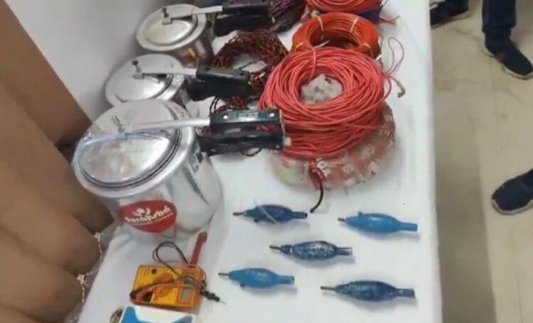 नक्सलियों की मांद से कुकर बम और विस्फोटक तीर बरामद…