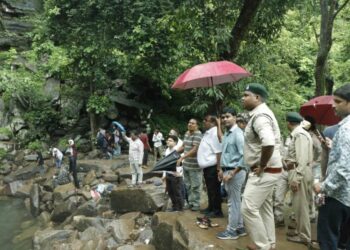 रिमझिम बारिश में कलेक्टर-एसपी ने चिंगरापगार जलप्रपात का किया औचक निरीक्षण