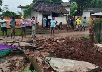 भारी बारिश के कारण गिरी छत, 10 साल के बच्चे की मौत…