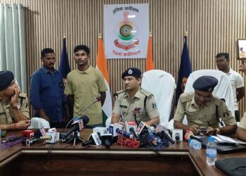 कबीरधाम एसपी के समक्ष 2 इनामी नक्सलियों ने किया आत्मसमर्पण