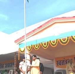 महासमुंद में खाद्य मंत्री दयालदास बघेल ने किया ध्वजारोहण