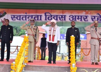 डिप्टी सीएम शर्मा ने जगदलपुर में ध्वजारोहण कर परेड की सलामी ली
