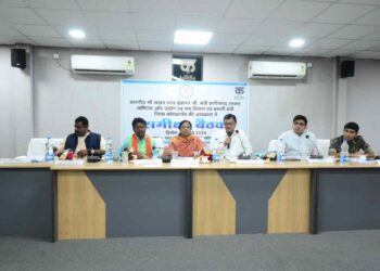 जिले के समग्र विकास में निभाएं समन्वित भूमिका : मंत्री लखनलाल देवांगन