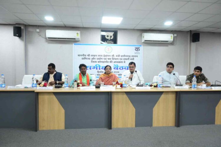 जिले के समग्र विकास में निभाएं समन्वित भूमिका : मंत्री लखनलाल देवांगन