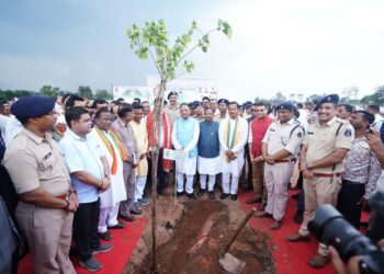 मुख्यमंत्री ने पूंजीपथरा थाना परिसर में रोपा पीपल का पौधा