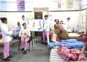 नर्सिंग छात्राओं ने स्तनपान और पोषण से संबंधित जानकारी दी