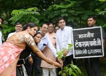 राजस्व मंत्री टंकराम ने ‘एक पेड़ मां के नाम अभियान’ अंतर्गत पीपल पेड़ का किया रोपण