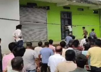 कांस्टेबल की पत्नी-बच्ची की हत्या के बाद सूरजपुर में बवाल, गुस्साई भीड़ ने फूंका आरोपी का घर