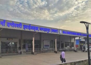 जगदलपुर-रायपुर फ्लाइट की एमर्जेन्सी लैंडिंग, सभी यात्री सुरक्षित…