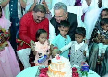 रमन सिंह ने सुपोषण की श्रेणी में आए बच्चों के साथ केक काटकर मनाया जन्मदिन