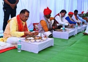 मुख्यमंत्री साय ने बस्तर दशहरा पर्व के पारंपरिक सदस्यों के साथ किया भोजन