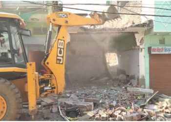 विस्फोट के बाद जमींदोज हुआ मकान, कई लोग फंसे, रेस्क्यू जारी…