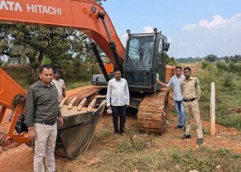 अवैध उत्खनन करते दो चेन माउंटेन मशीन जब्त