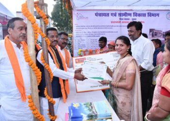 राज्य स्थापना दिवस पर लाभार्थियों को मिली PM आवास की चाबी और चेक